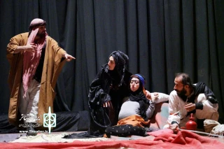 نمایش «گاهی آسمان همینجاست» در خوی اجرا شد