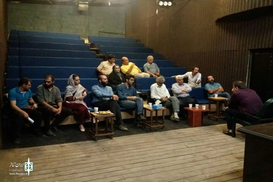 از دو پیشکسوت تئاتر ارومیه توسط مدیر عامل انجمن هنرهای نمایشی کشور تقدیر شد. 3