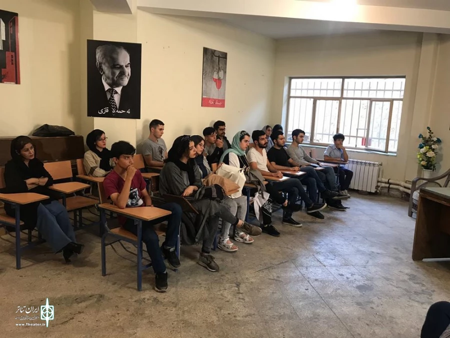جلسه خوانش و تحلیل نمایشنامه « مستخدم ماشینی» در مهاباد برگزار شد 4