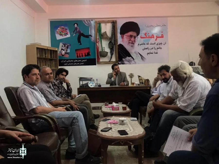 هیأت رئیسه‌ انجمن هنرهای نمایشی استان آذربایجان غربی با هنرمندان تئاتر شهرستان خوی دیدار کردند 3