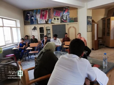 جلسه خوانش و تحلیل نمایش « روز از نو » در مهاباد برگزار شد