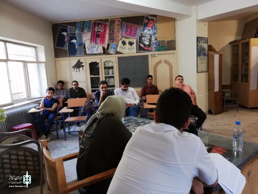 جلسه خوانش و تحلیل نمایش « روز از نو » در مهاباد برگزار شد. 2