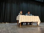 جلسه خوانش ، تحلیل و شناخت نمایش «جایی در‌میان خوک‌ها» در مهاباد برگزار شد. 2