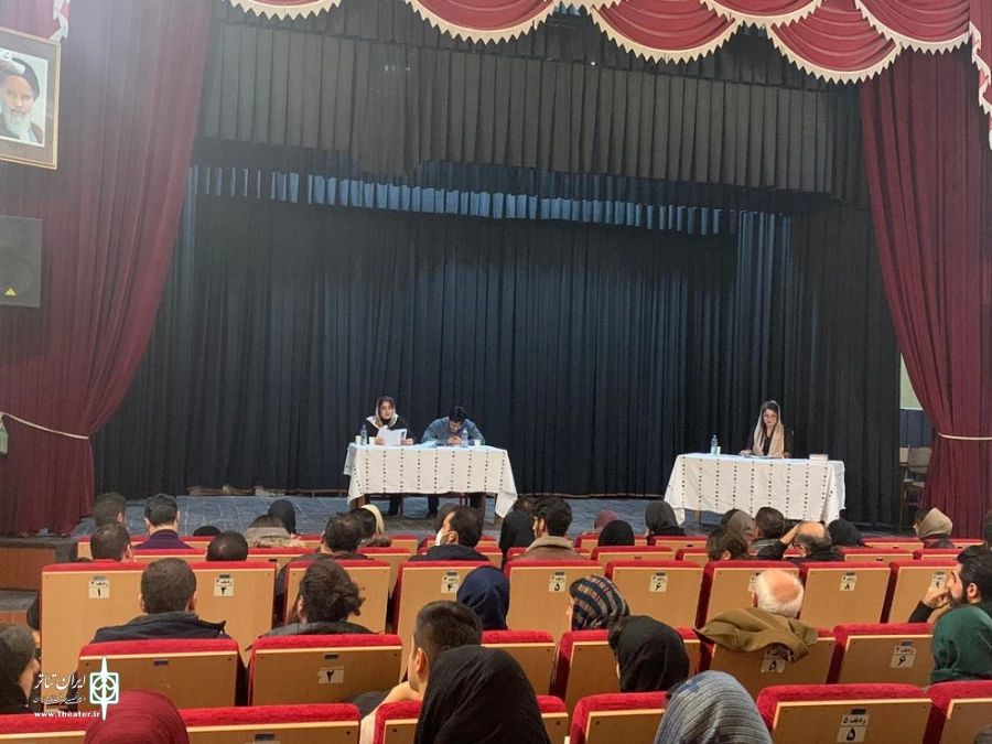 جلسه خوانش ، تحلیل و شناخت نمایش «جایی در‌میان خوک‌ها» در مهاباد برگزار شد. 3