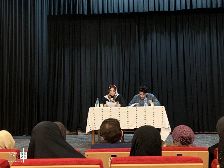 جلسه خوانش ، تحلیل و شناخت نمایش «جایی در‌میان خوک‌ها» در مهاباد برگزار شد. 4