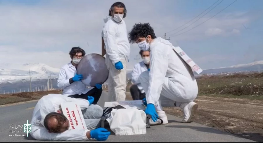 اجرای نمادین نمایش« در انتظار آهک» در راستای پویش در خانه بمانیم در شهرستان پیرانشهر. 4
