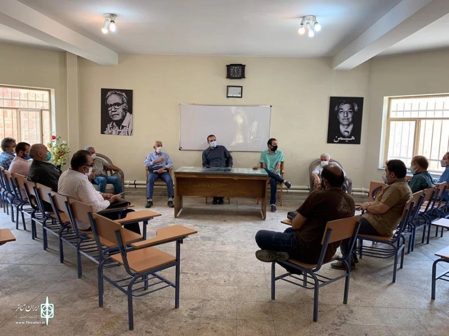 نشست جمعی از پیشکسوتان و هنرمندان تئاتر شهرستان مهاباد در خصوص موفقیت‌های بدست آمده و مشکلات زیر ساختی تئاتر شهرستان. 2
