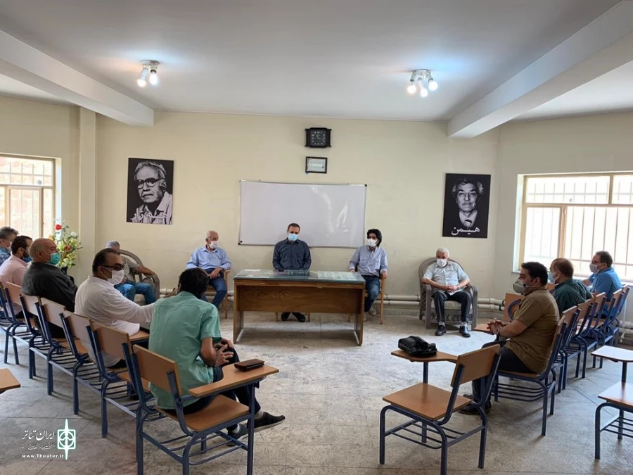 نشست جمعی از پیشکسوتان و هنرمندان تئاتر شهرستان مهاباد در خصوص موفقیت‌های بدست آمده و مشکلات زیر ساختی تئاتر شهرستان. 2