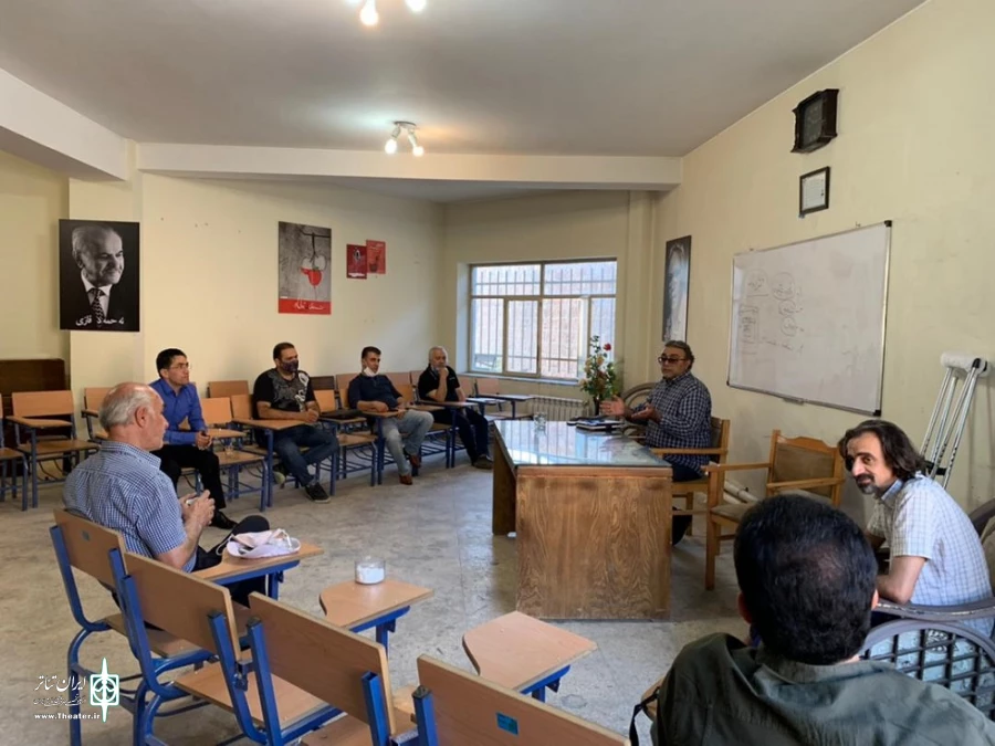 نشست جمعی از پیشکسوتان و‌ هنرمندان تئاتر شهرستان مهاباد. 3