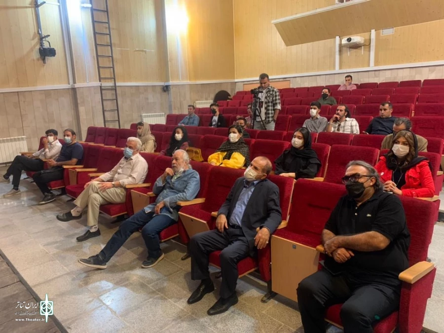 رونمایی از پوستر نخستین جشنواره‌ی تئاتر «مونودرام» شهرستان مهاباد. 4