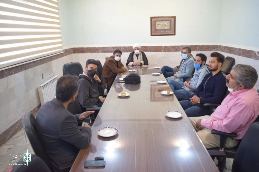 دفتر هنرهای نمایشی شهرستان تکاب نشست با هنرمندان تئاتر شهر تکاب برگزار کرد. 3