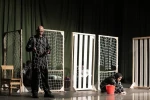 در میان استقبال گرم تماشاگران نمایش «چاقوی دم کرده شب» به صحنه رفت. 3