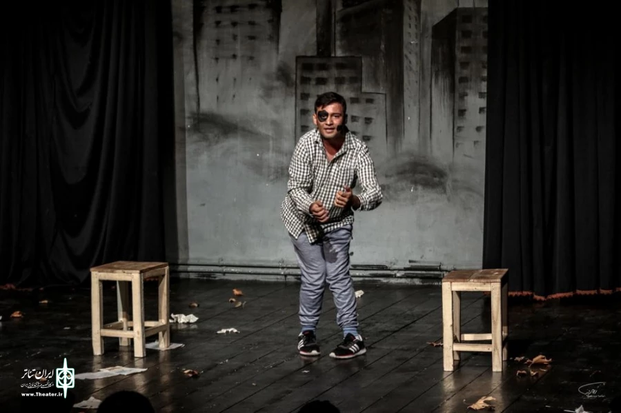 اثری دیگر از آثار منتخب جشنواره تئاتر «مونودرام» شهرستان مهاباد به صحنه رفت. 3