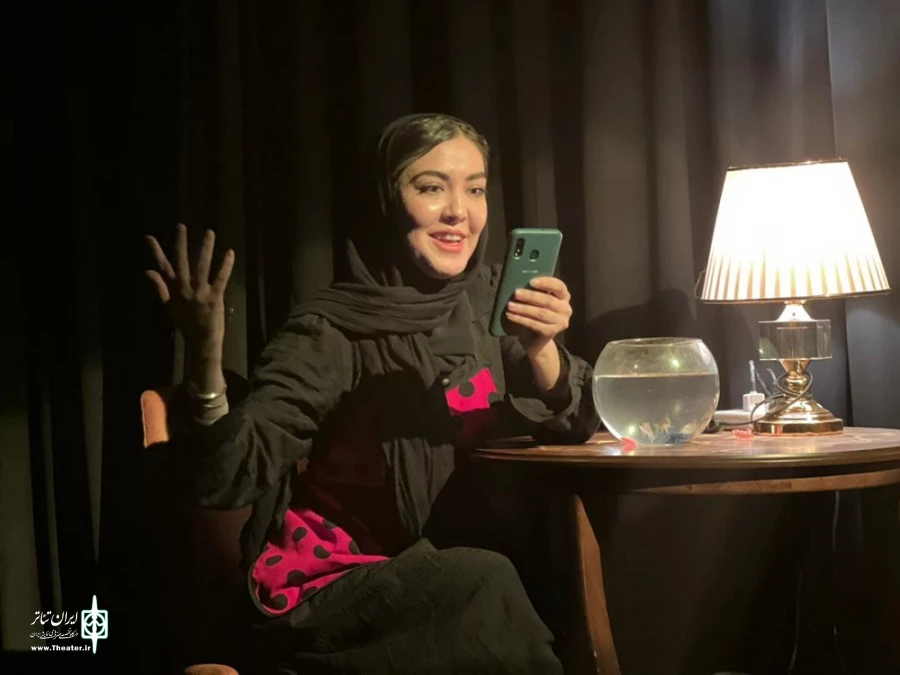 نمایش ماهی ها می میرند  به عنوان دومین اجرای روز نخست به روی صحنه رفت  3