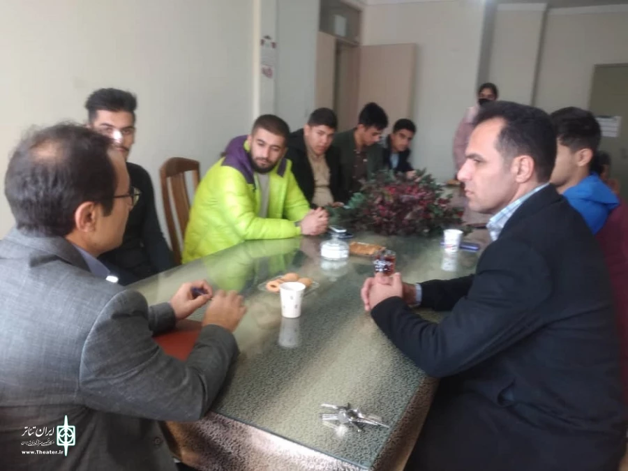 هم اندیشی در خصوص و‌ضعیت تئاتر شهرستان پیرانشهر.

 2