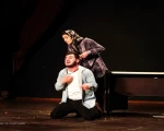 نمایش هیچ کس را محکم بغل نکن در شهرستان شوط به روی صحنه رفت 6