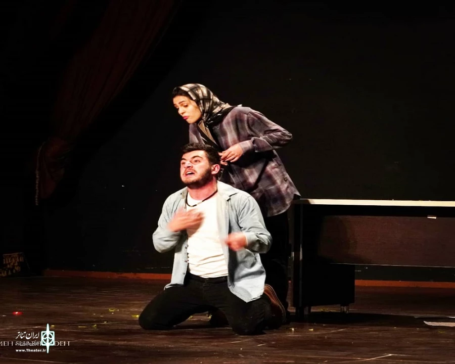 نمایش هیچ کس را محکم بغل نکن در شهرستان شوط به روی صحنه رفت 6