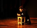 نمایش هیچ کس را محکم بغل نکن در شهرستان شوط به روی صحنه رفت 9