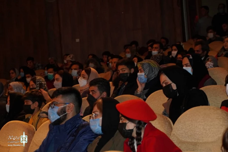 نمایش هیچ کس را محکم بغل نکن در شهرستان شوط به روی صحنه رفت 10