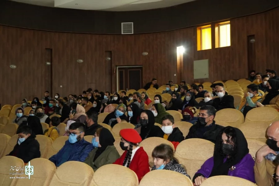 نمایش هیچ کس را محکم بغل نکن در شهرستان شوط به روی صحنه رفت 11