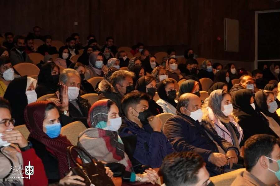 نمایش هیچ کس را محکم بغل نکن در شهرستان شوط به روی صحنه رفت 13