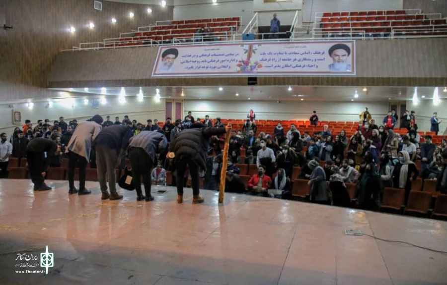 «آخرش یک شب ماه میاد بیرون» در بوکان به اجرا در آمد.   6