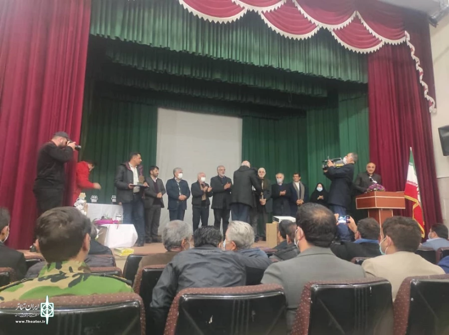با حضور مدیر عامل انجمن هنرهای نمایشی استان آذربایجان‌غربی، جمعی از مسئولان شهرستان، هنرمندان، پیشکسوتان و اصحاب رسانه. 4