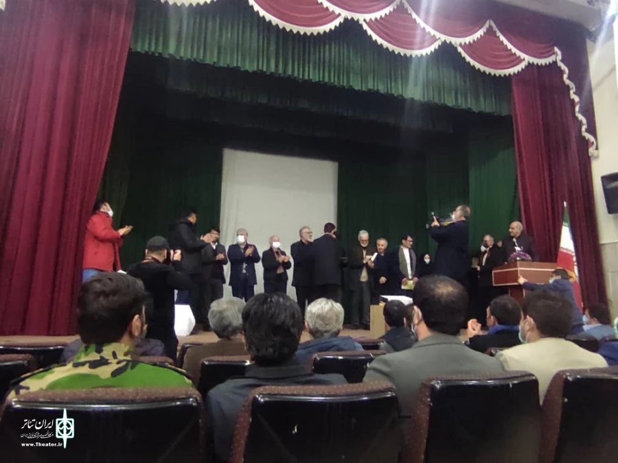 با حضور مدیر عامل انجمن هنرهای نمایشی استان آذربایجان‌غربی، جمعی از مسئولان شهرستان، هنرمندان، پیشکسوتان و اصحاب رسانه. 5