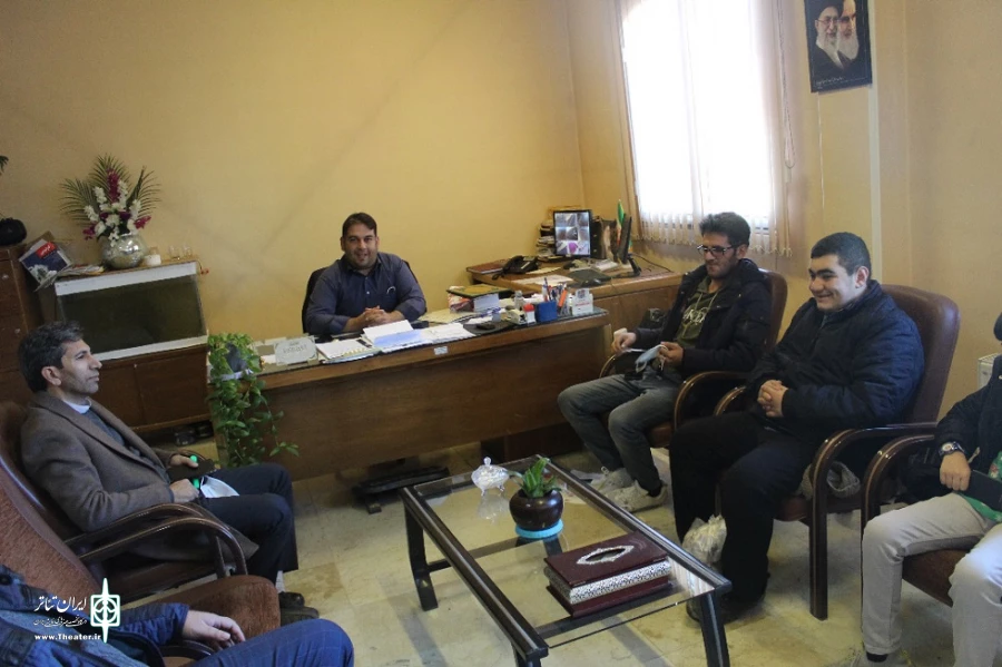 با حضور فرماندار، رییس انجمن هنرهای نمایشی و جمعی از هنرمندان تئاتر،نشستی در شهرستان چالدران برگزار شد. 2