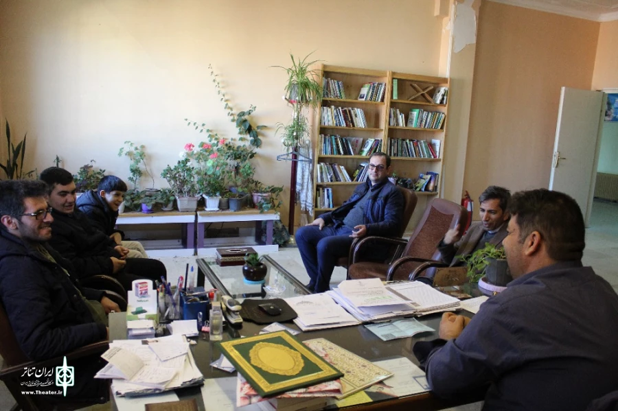 با حضور فرماندار، رییس انجمن هنرهای نمایشی و جمعی از هنرمندان تئاتر،نشستی در شهرستان چالدران برگزار شد. 3