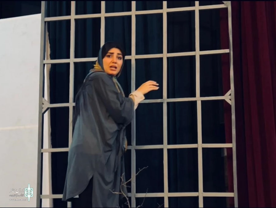 نمایش «سگها مادرت را می‌خورند» با کارگردانی و‌ بازی شبنم راموز به بخش رقابتی دومین جشنواره استانی رامان سردشت راه یافت. 3