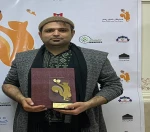 نمایش «سگ‌ها مادرت را می‌خورند» با کارگردانی و بازی شبنم راموز کار برگزیده دومین جشنواره رامان شد. 3