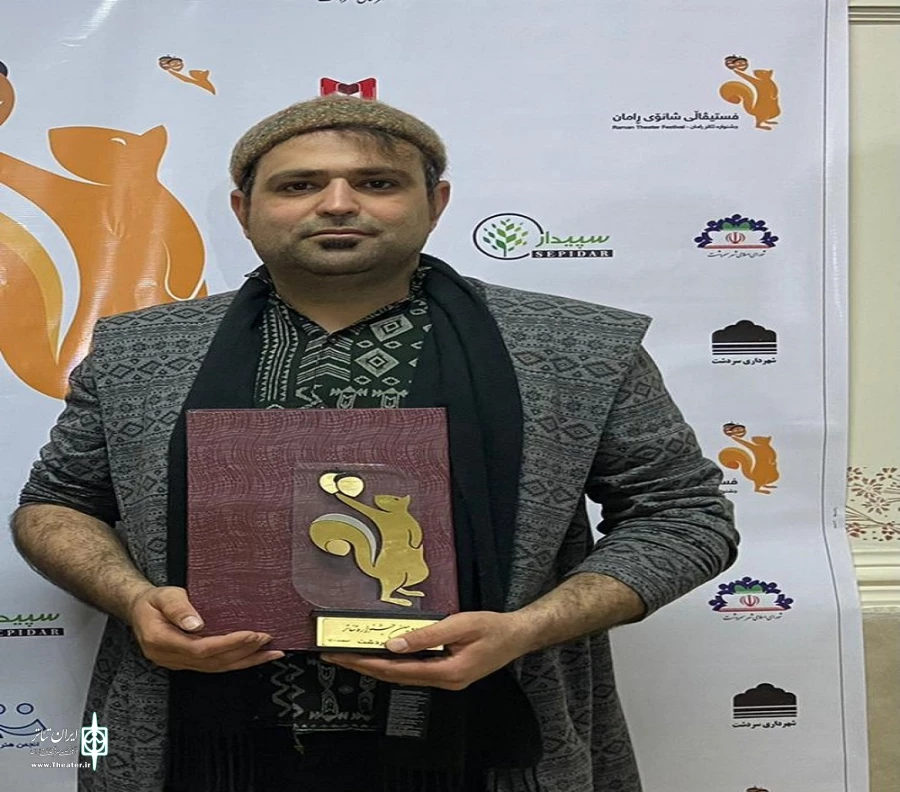 نمایش «سگ‌ها مادرت را می‌خورند» با کارگردانی و بازی شبنم راموز کار برگزیده دومین جشنواره رامان شد. 3