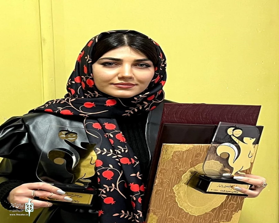 نمایش «سگ‌ها مادرت را می‌خورند» با کارگردانی و بازی شبنم راموز کار برگزیده دومین جشنواره رامان شد. 7