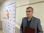 نمایش «سگ‌ها مادرت را می‌خورند» با کارگردانی و بازی شبنم راموز کار برگزیده دومین جشنواره رامان شد. 9