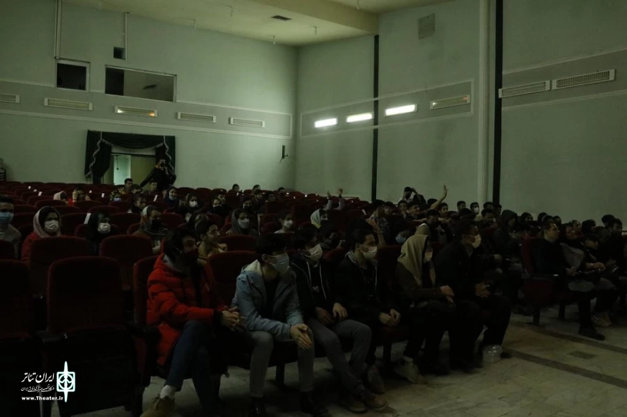 با استقبال تماشاگران نمایش «خانه سوم» در شهرستان تکاب به اجرا در آمد. 5