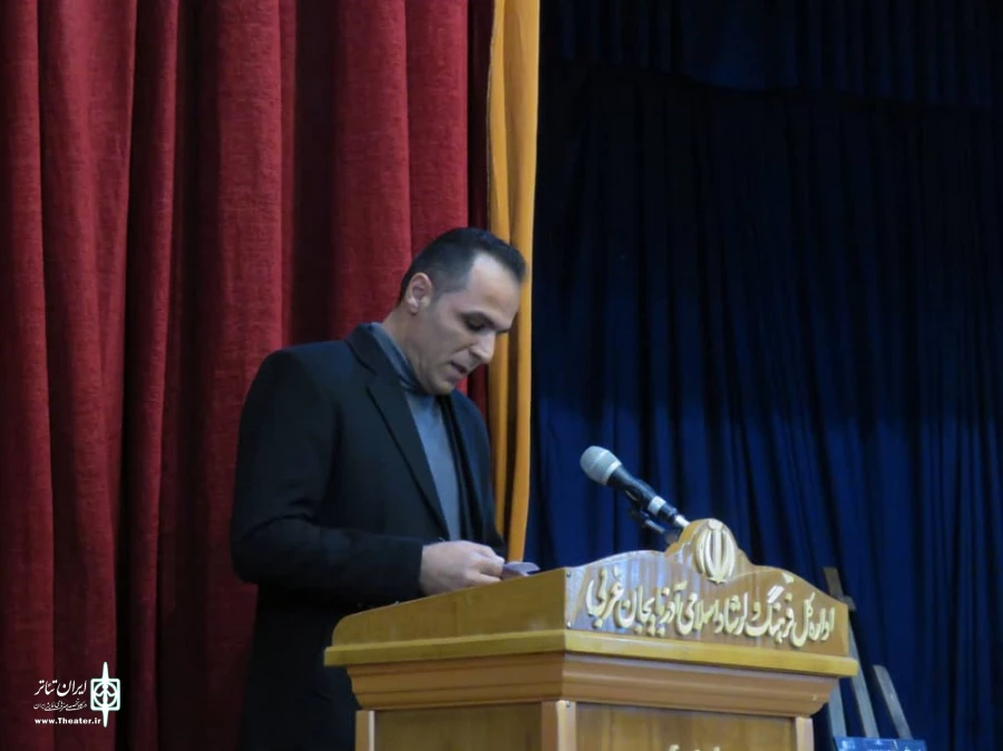از پوستر نخستین جشنواره نمایشنامه خوانی «برف» شهرستان پیرانشهر رونمایی شد. 5