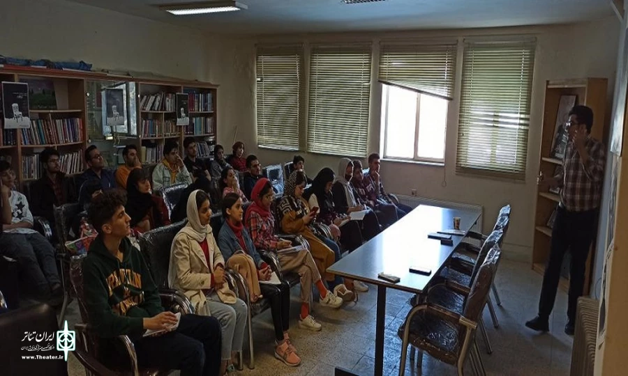 ورکشاپ‌ آموزش با محوریت نمایشنامه خوانی برگزار شد. 2