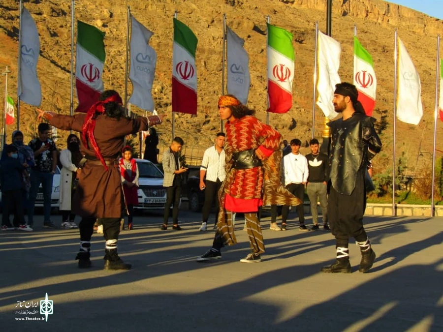 اجرای خیابانی نمایش «ضحاک کشی» در شهرستان ماکو.

 2