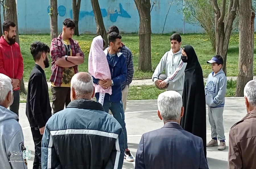 اجرای نمایش خیابانی «بیراهه» به اجرا در آمد.
 2