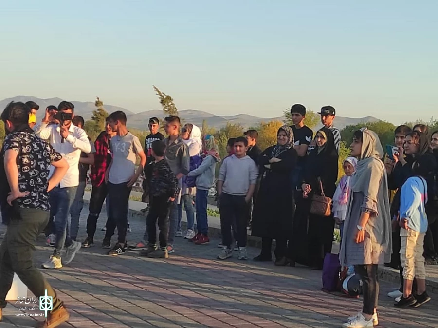 نمایش خیابانی «سوختم٬ سوختی٬ سوخت» در شهرستان شاهین‌دژ به اجرا در آمد.
 2