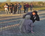 نمایش خیابانی «سوختم٬ سوختی٬ سوخت» در شهرستان شاهین‌دژ به اجرا در آمد.
 2