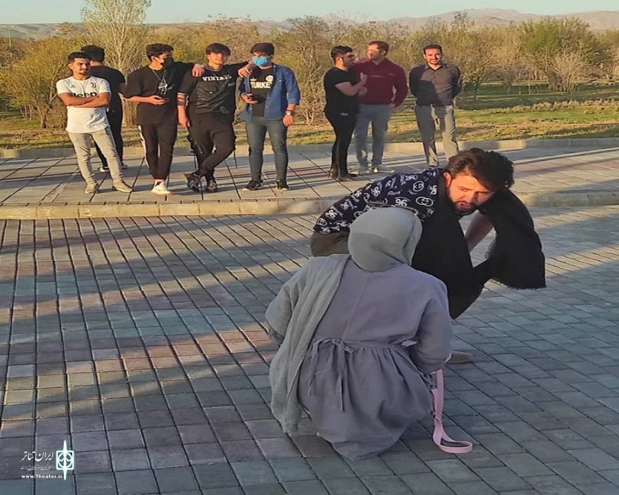 نمایش خیابانی «سوختم٬ سوختی٬ سوخت» در شهرستان شاهین‌دژ به اجرا در آمد.
 2