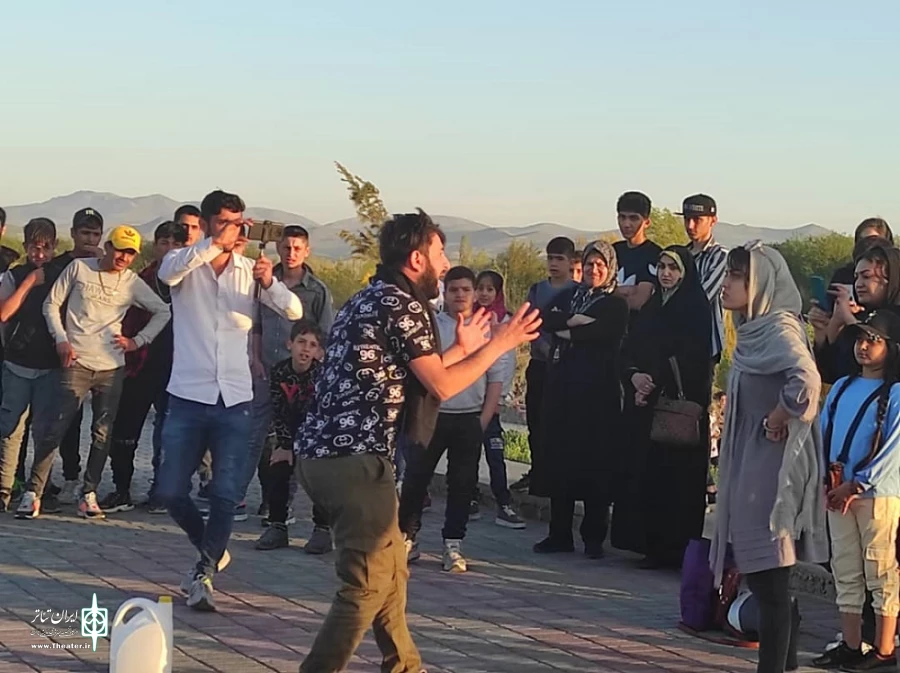 نمایش خیابانی «سوختم٬ سوختی٬ سوخت» در شهرستان شاهین‌دژ به اجرا در آمد.
 2