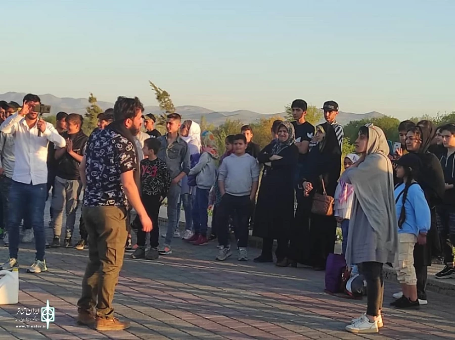 نمایش خیابانی «سوختم٬ سوختی٬ سوخت» در شهرستان شاهین‌دژ به اجرا در آمد.
 2