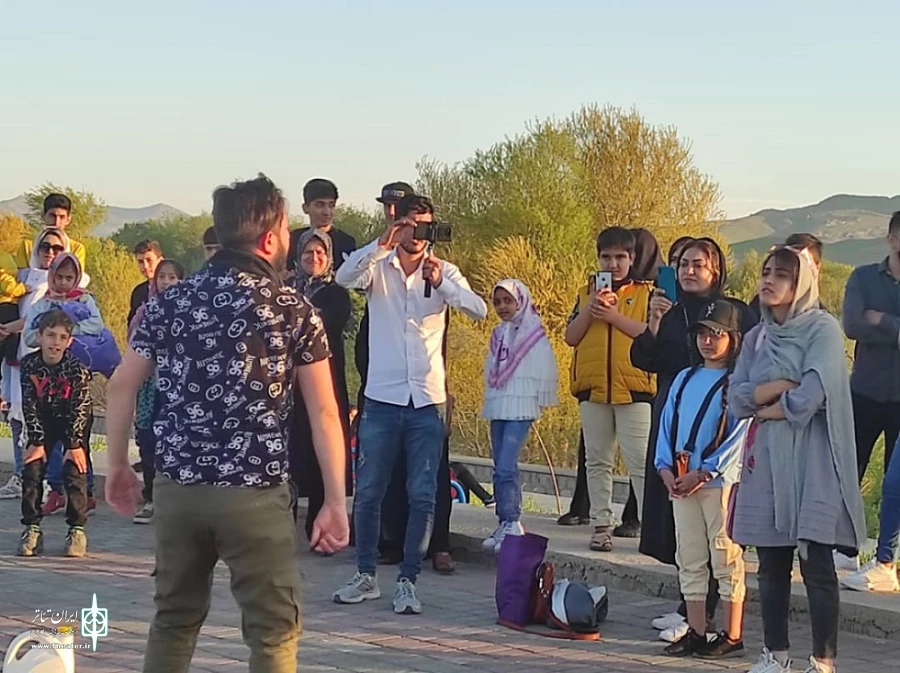 نمایش خیابانی «سوختم٬ سوختی٬ سوخت» در شهرستان شاهین‌دژ به اجرا در آمد.
 2