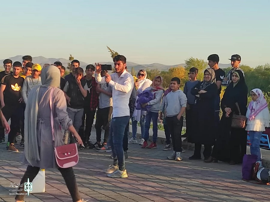 نمایش خیابانی «سوختم٬ سوختی٬ سوخت» در شهرستان شاهین‌دژ به اجرا در آمد.
 2