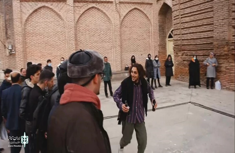 با استقبال مخاطبان نمایش خیابانی «رکس» در شهرستان خوی به اجرا در آمد.

 2