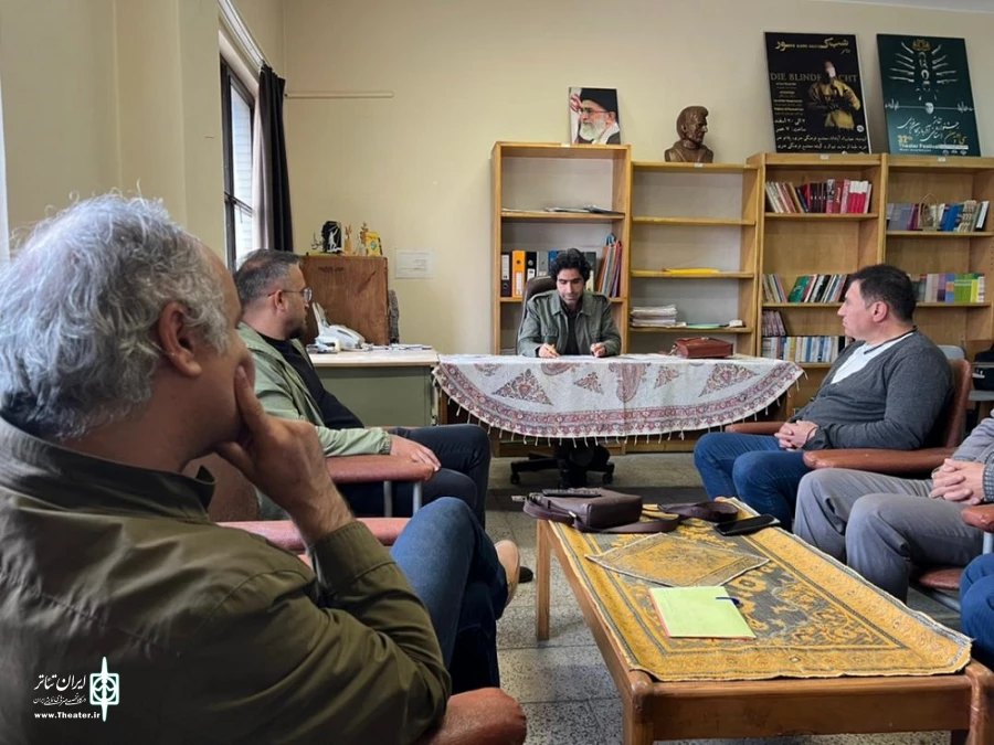 نشست در راستای حل مشکلات موجود بین اعضای هیأت رئیسه انجمن هنرهای نمایشی استان با نمایندگان مجمع عمومی نمایندگان.
 2
