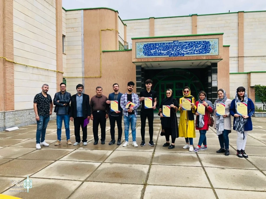 اهدای گواهی آموزش بازیگری و کارگردانی در میاندوآب.
 2